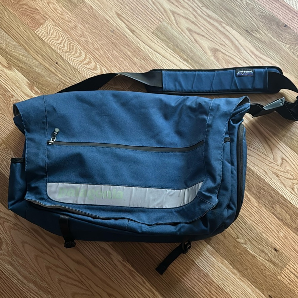 Patagonia Black Hole large blue Messenger Laptop Bag